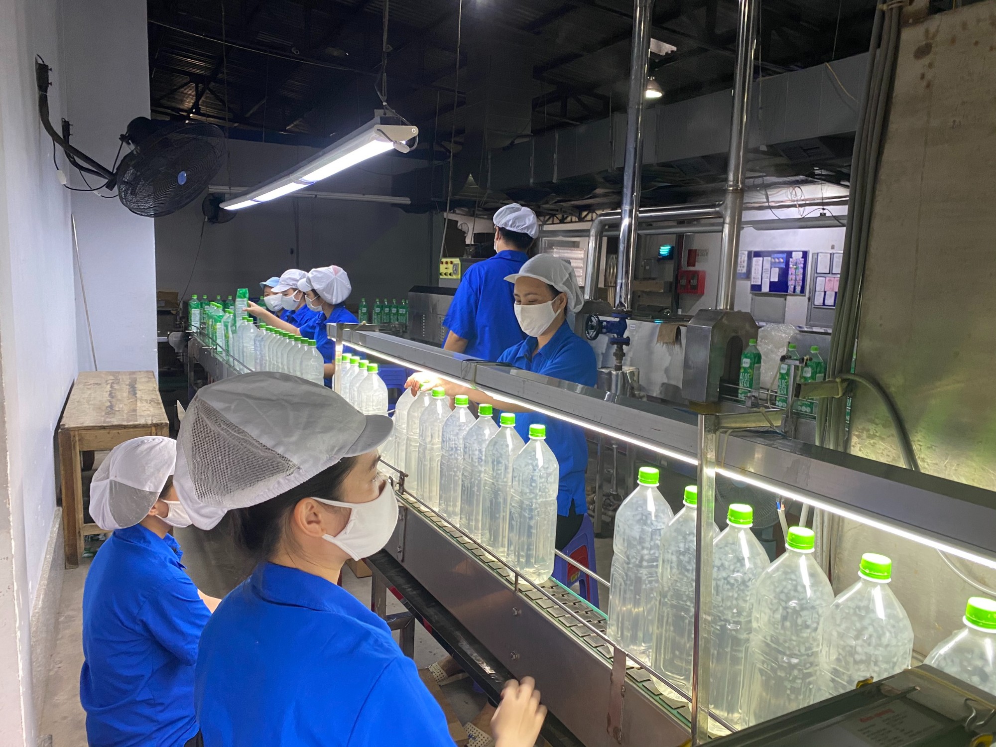 HOT FILLING PET BOTTLES PROCESS - Quality control: Carefully checking each bottle