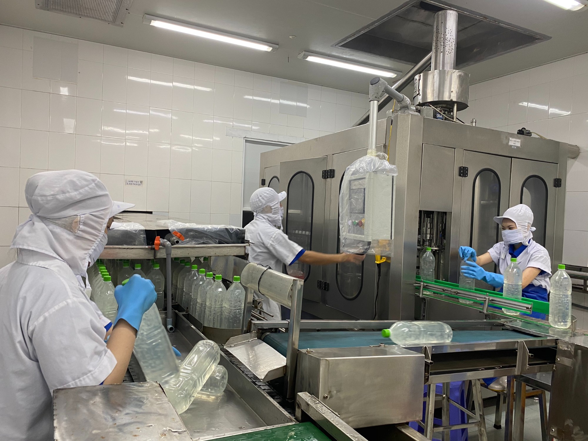 HOT FILLING PET BOTTLES PROCESS - Quality control: Carefully checking each bottle